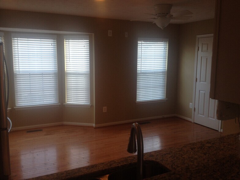 Building Photo - 328 Kestrel Dr