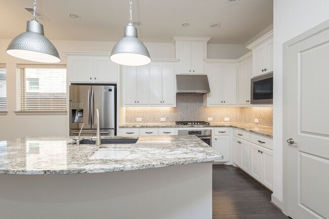 Building Photo - This house offers beautiful open floor plan with high ceilings and lots of natural light.