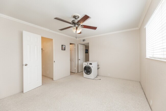 Building Photo - 2101 Fountain View Dr