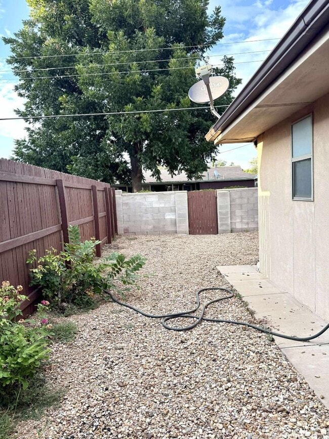 Building Photo - 305 E Mescalero Rd