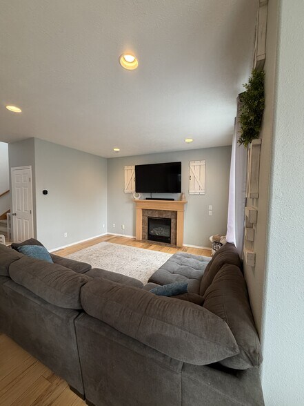 Building Photo - 7396 Pineview St NE