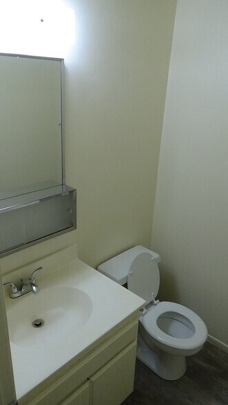 1/2 bathroom - 712 Summerwood Ln