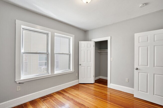 Building Photo - 32 Millet St