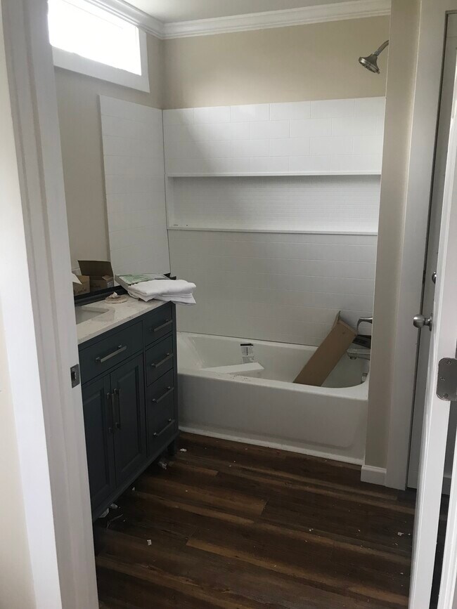Nice new vanity and tub/shower - 103 Smithwick Bridge Rd