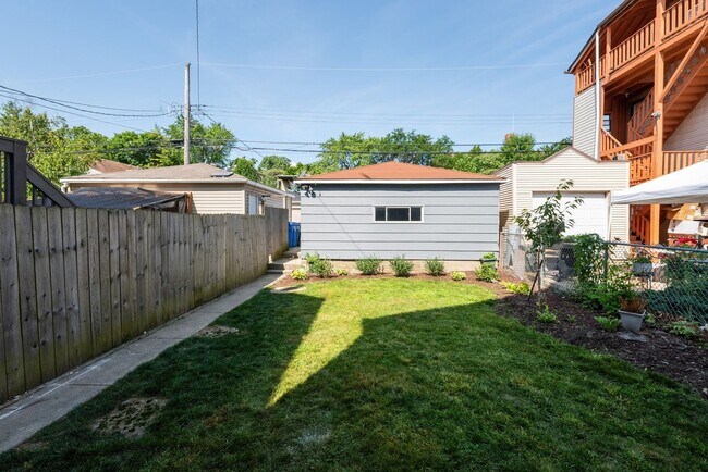 Building Photo - 4226 N Bernard St