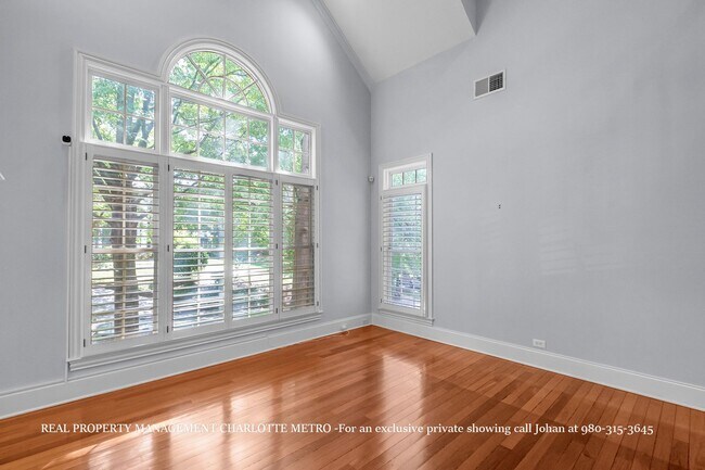 Building Photo - 529 Queens Rd