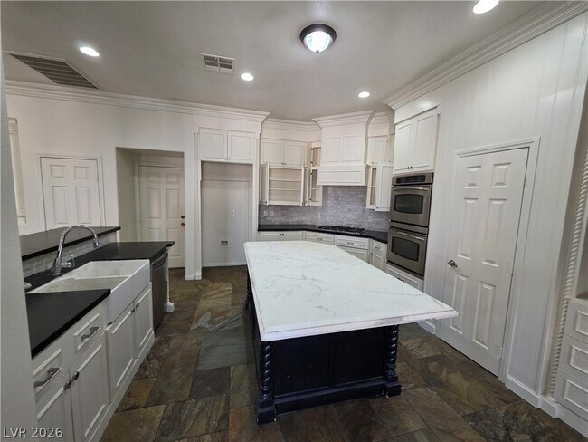 Building Photo - 9338 Wilderness Glen Ave