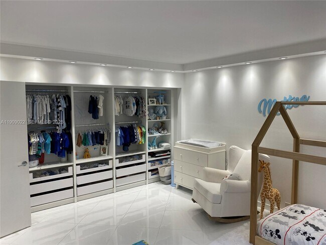 Building Photo - 121 Crandon Blvd