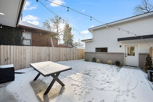 Building Photo - Modern 4BD, 4BA Home With 2-Car Garage, On...
