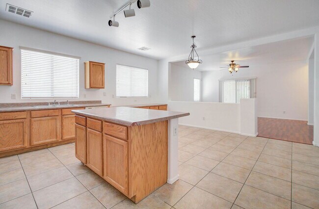 Building Photo - 4836 S Summit Ct