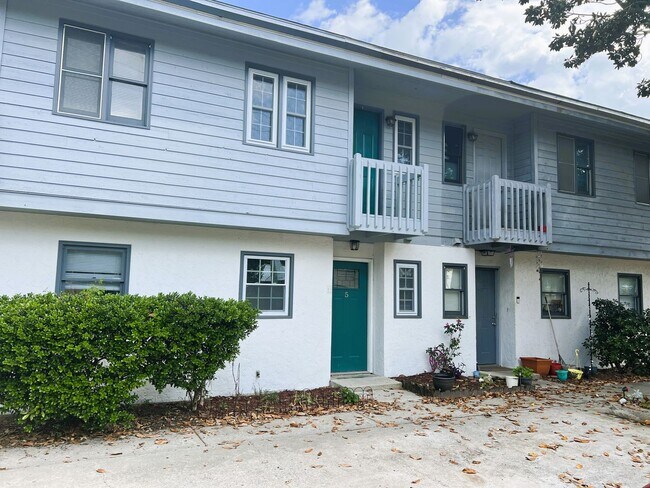 Building Photo - Walk to Beach! Newly Remodeled 2 Bedroom, Pet-Friendly Town Home! Available NOW!