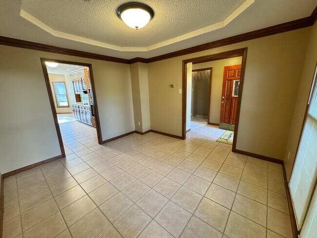 Building Photo - 2025 Mt Badon Ln