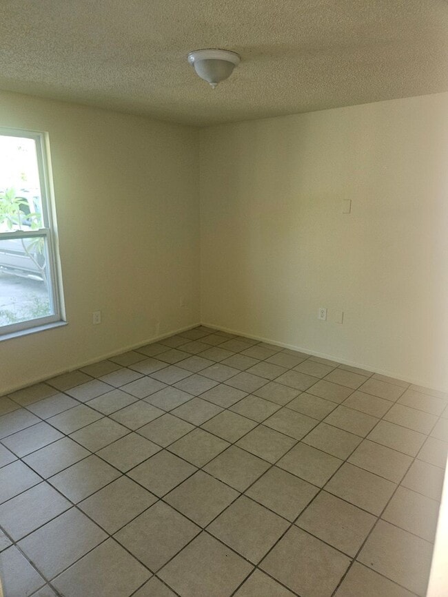 Building Photo - 2/1 DUPLEX
