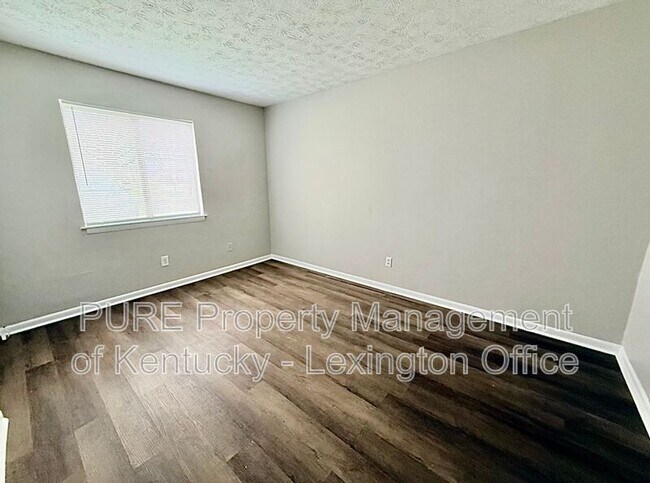 Building Photo - 3772 Camelot Dr