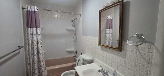 Building Photo - South Shores! 3 bedroom, 1 bath, 2 car garage!