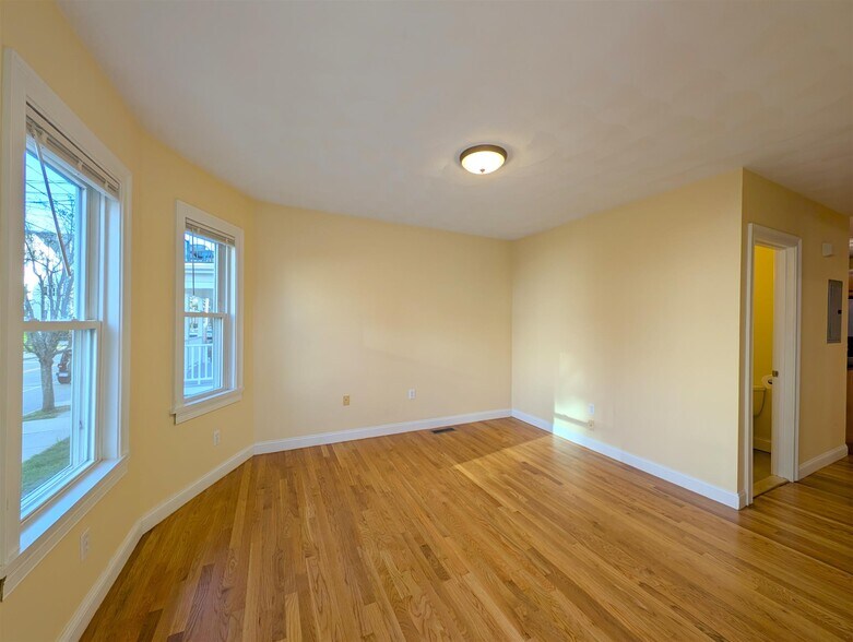 Building Photo - 51 Beacon St