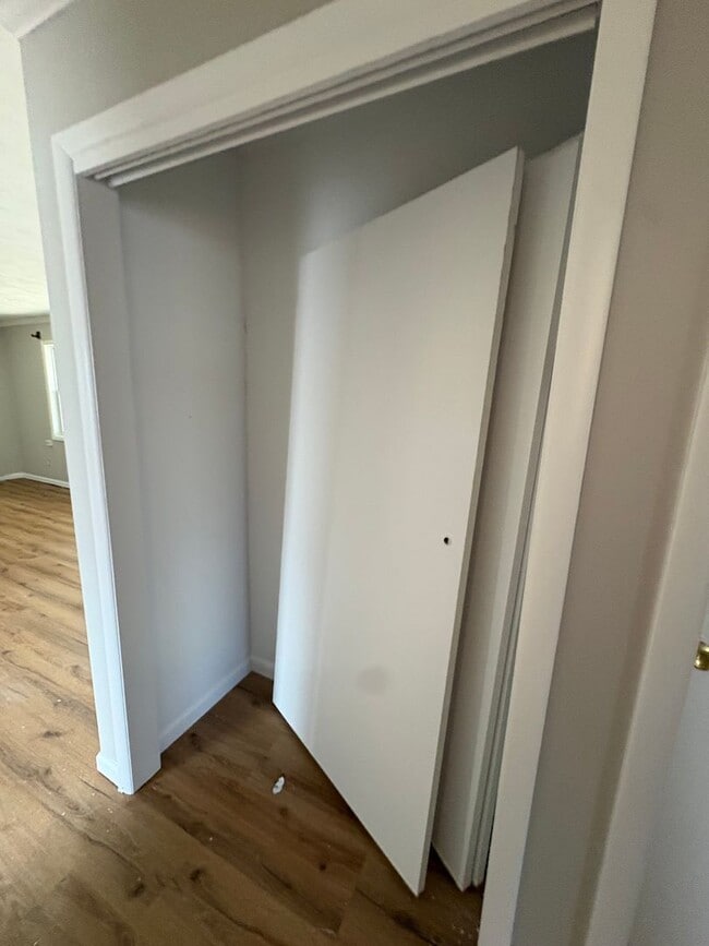 Building Photo - 1303 E Division St