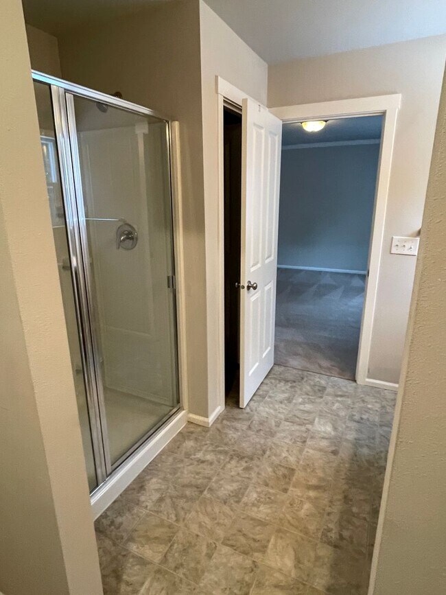 Building Photo - Gorgeous 4 Bed 3 Bath Home Built in 2019!