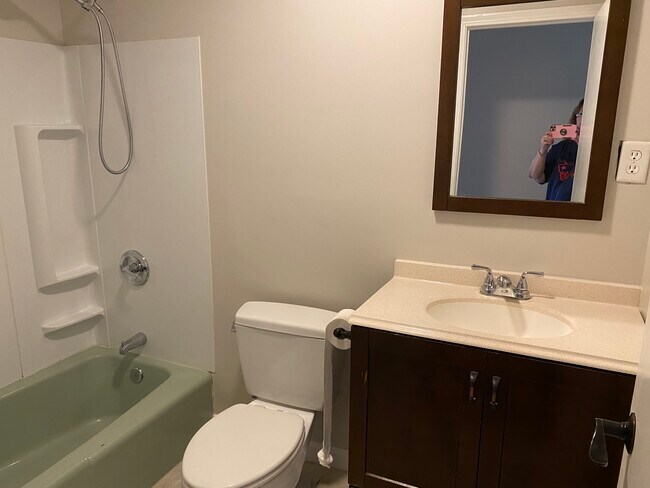 Full bathroom - 8 Louisburg Sq