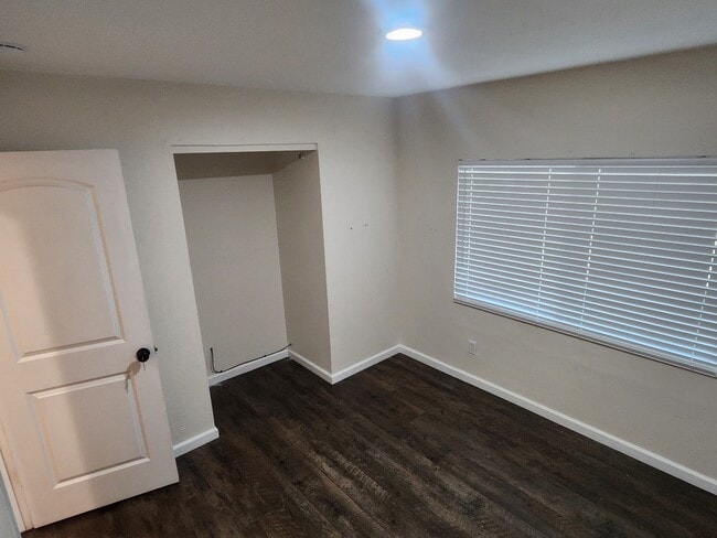 Building Photo - 8956 Salmon Falls Dr