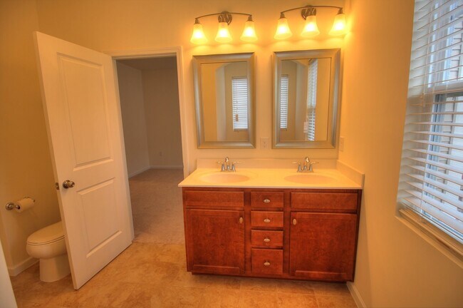 Building Photo - Gorgeous 3 Bedroom/ 2.5 Townhome with Garage!