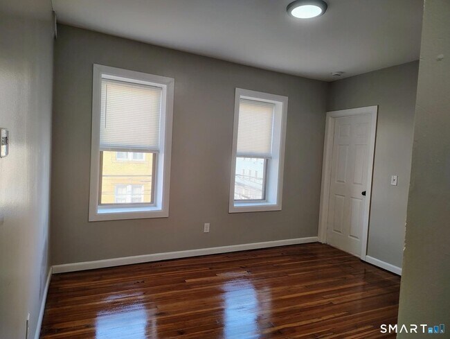 Building Photo - 1071 Pembroke St