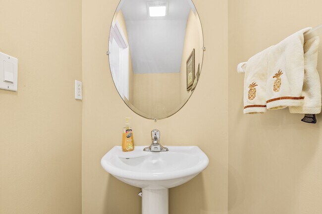 Building Photo - 8381 Village Edge Cir