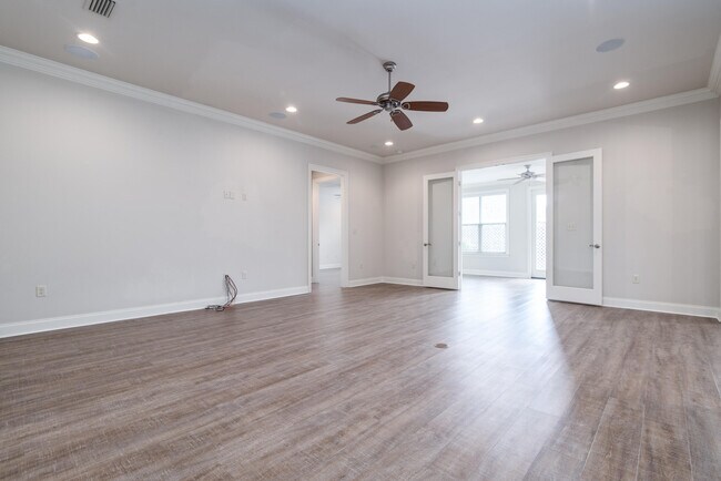 Building Photo - 718 Woods Dr