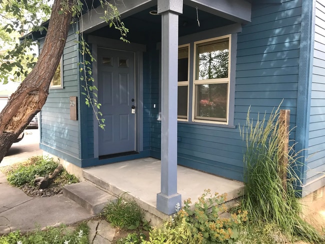 Building Photo - 312 NE 4th St