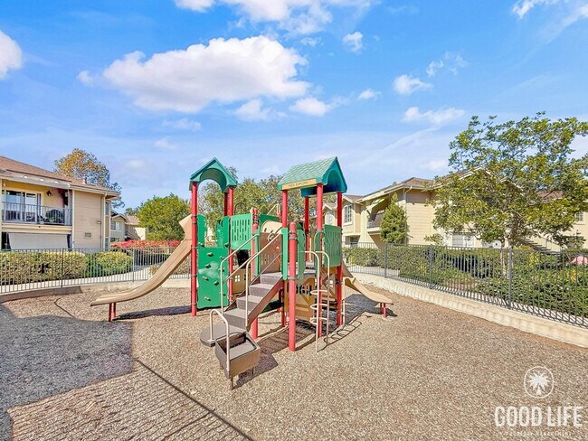 Building Photo - Spacious 3BR/2BA Condo with Balcony in Lem...