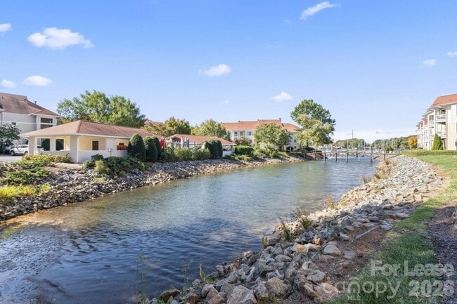 Building Photo - 18009 Kings Point Dr