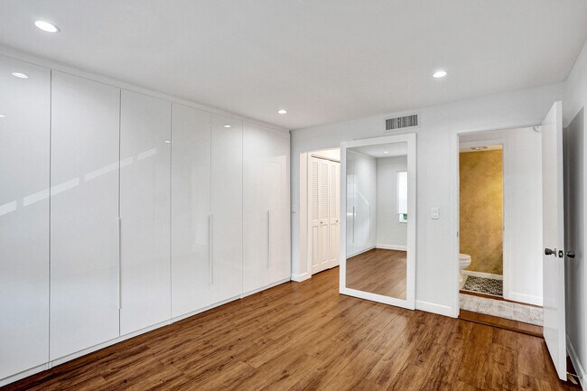 Building Photo - 6289 Bay Club Dr