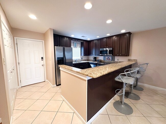 Building Photo - Unfurnished 2 Bedroom Townhome Near the Be...