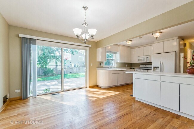 Building Photo - 920 Chaucer Way