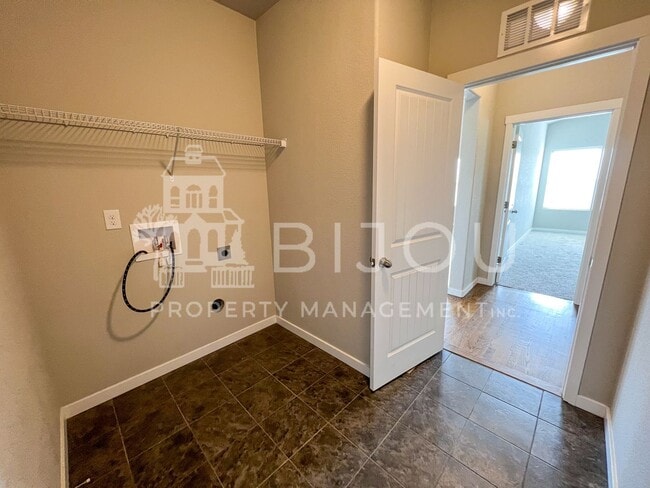 Building Photo - Grand Overlook to the Mountains!