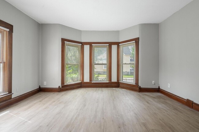 Building Photo - Large 4 Bedroom Home