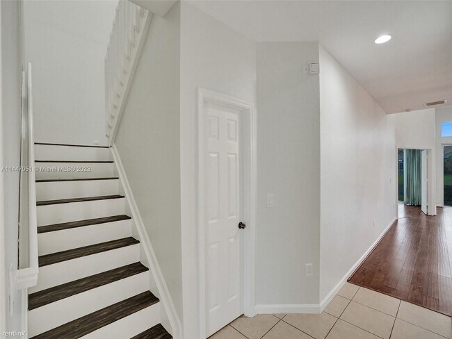 Building Photo - 4 br, 3.5 bath Townhome - 5127 Madison Lak...