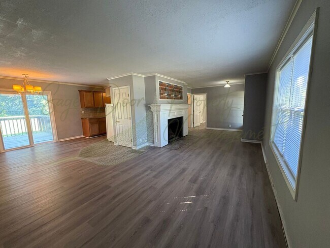 Building Photo - BRAND NEW FLOORING THROUGHOUT!!!