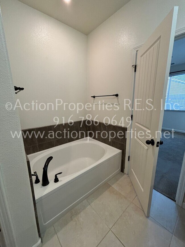 Building Photo - Solar Rocklin Gated Single Story: Close To Shopping 3 Bedroom 2 Bath, Covered Patio, Low Maintena...