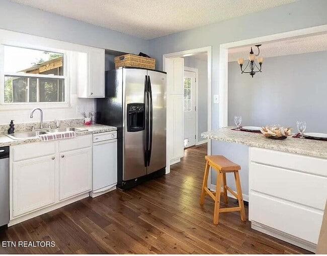 Building Photo - 128 Farlow Dr