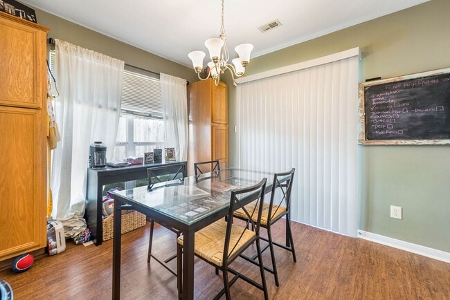 Building Photo - END OF JULY PRE-LEASE!  Charming 3 Bed, 2 ...