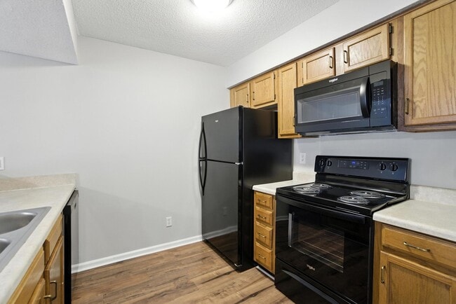 Building Photo - Updated Brick Condo in the Heart of Downto...