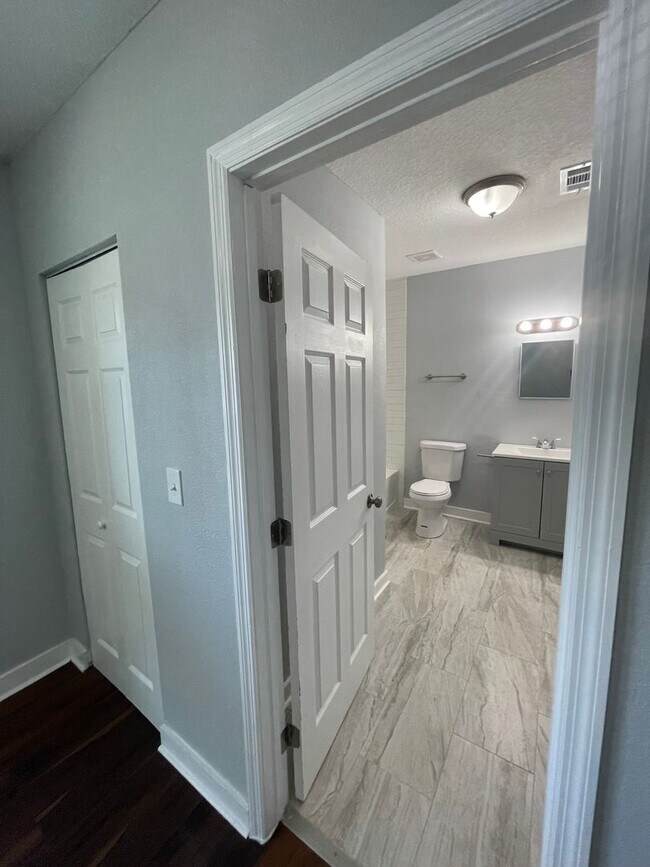 Building Photo - 3 Bedroom 2 Bath Single Family home : Available Now!