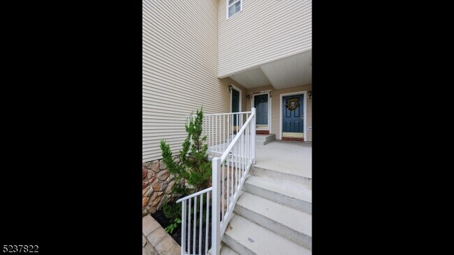 Building Photo - 1044 Shadowlawn Dr