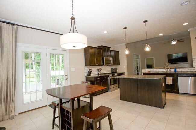 Building Photo - "Large 3-Bedroom plus BONUS Retreat with S...