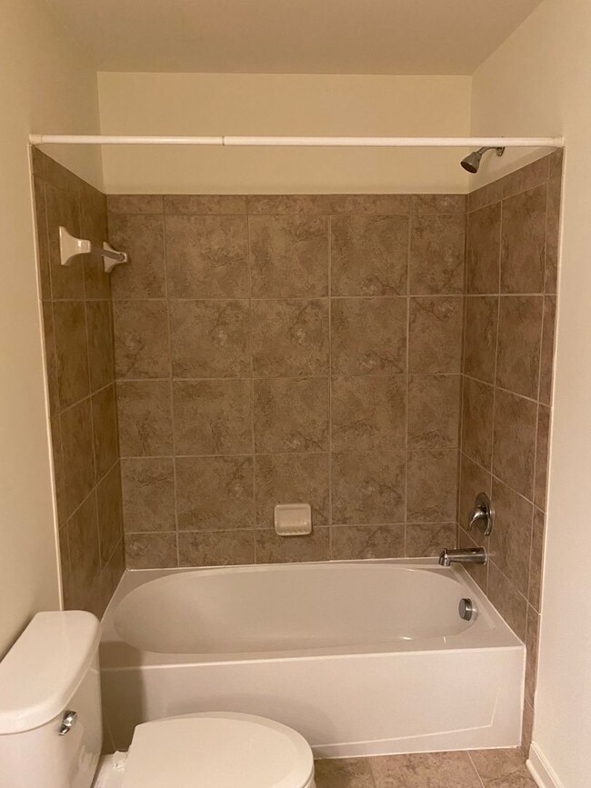Building Photo - Stunning 3 Bedroom Townhouse in Gaithersburg!
