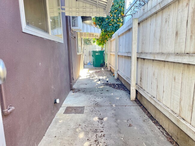 Building Photo - 3535 N San Joaquin St