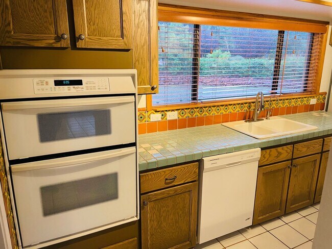 Building Photo - Village of Oak Creek