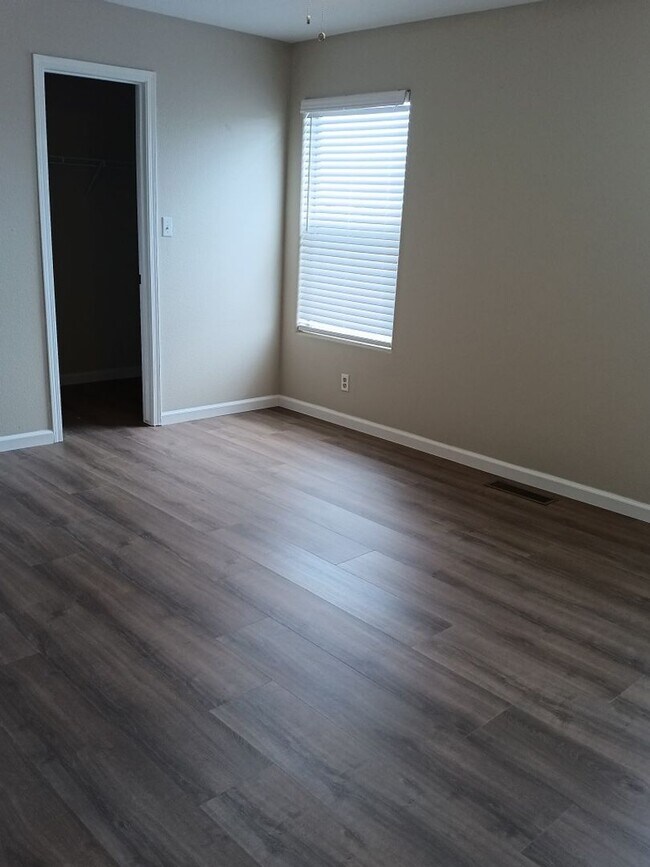 Building Photo - Stunning 4-bedroom, 2.5-bathroom home in R...