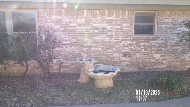 Building Photo - Fantasic Country Club West Home  1/2 OFF FIRST FULL MONTH'S RENT